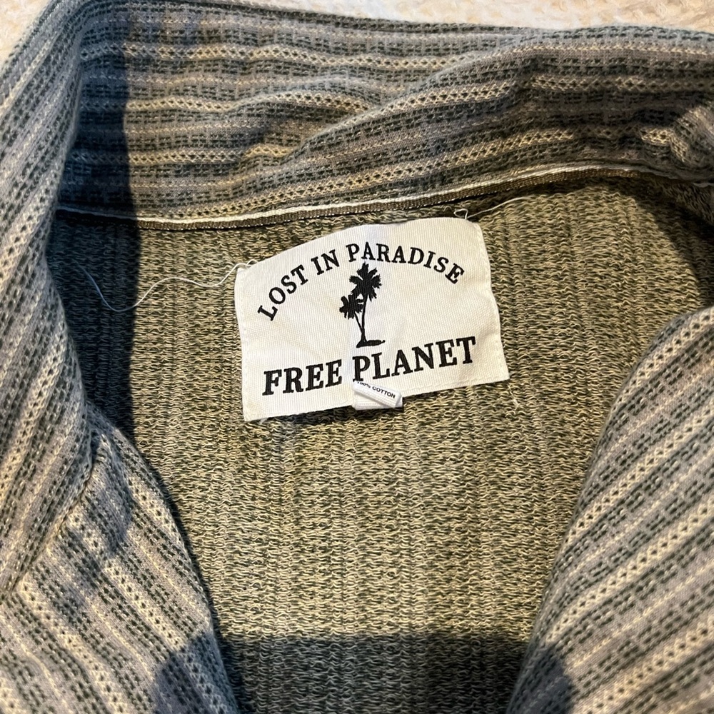 Boutique “lost in paradise” free planet linean shirt